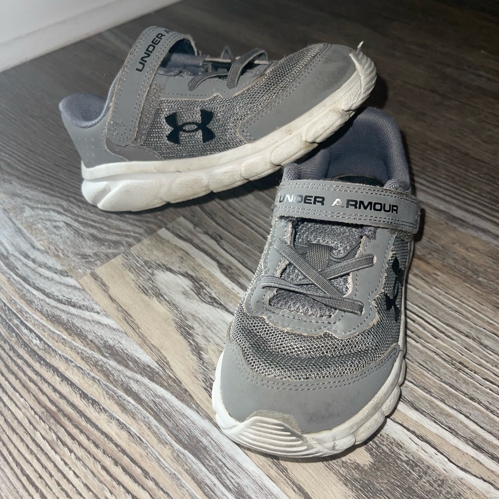 Toddler boy under armour size 9
